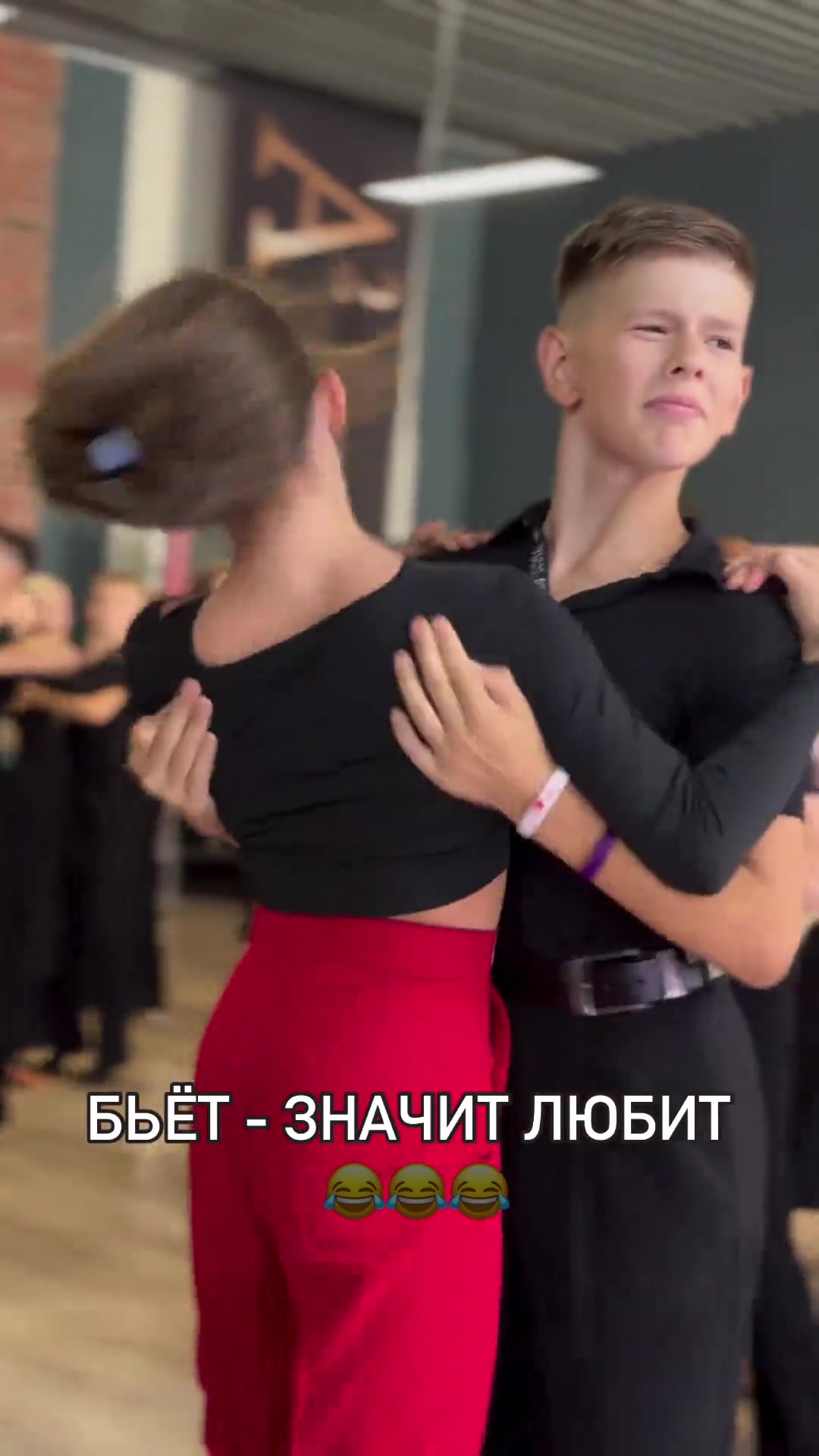 看得出来，他被这马尾辫鞭策到怀疑人生了！