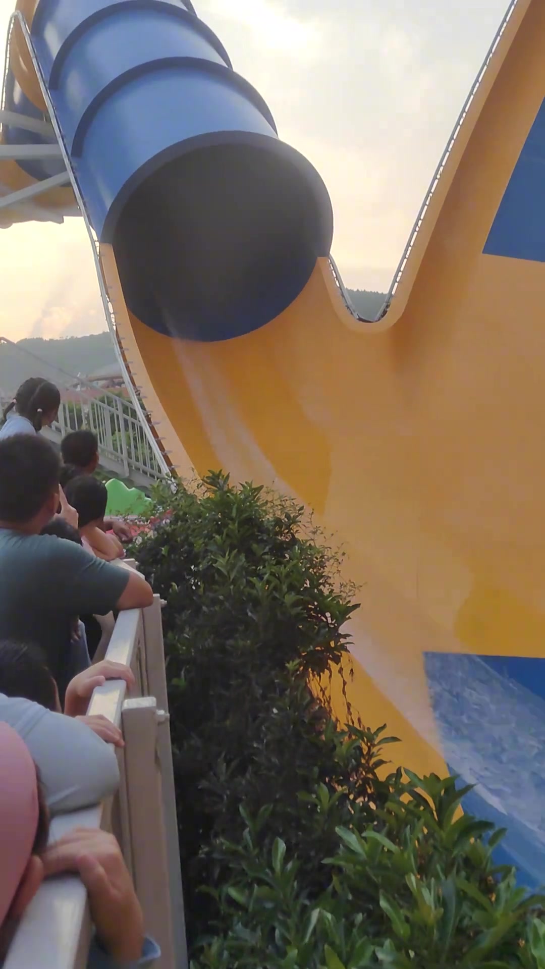 我觉得站在这里听着比玩游戏的还刺激！