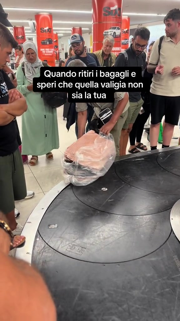 国外托运这么暴力吗那不勒斯机场的传送带上箱子直接面目全非！