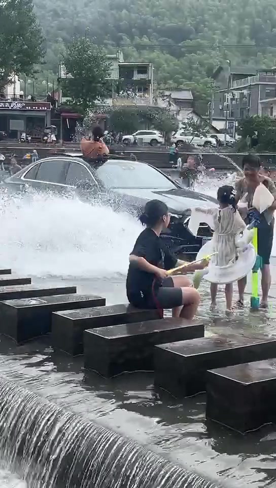 奔驰司机慌得都忘了天窗怎么关！