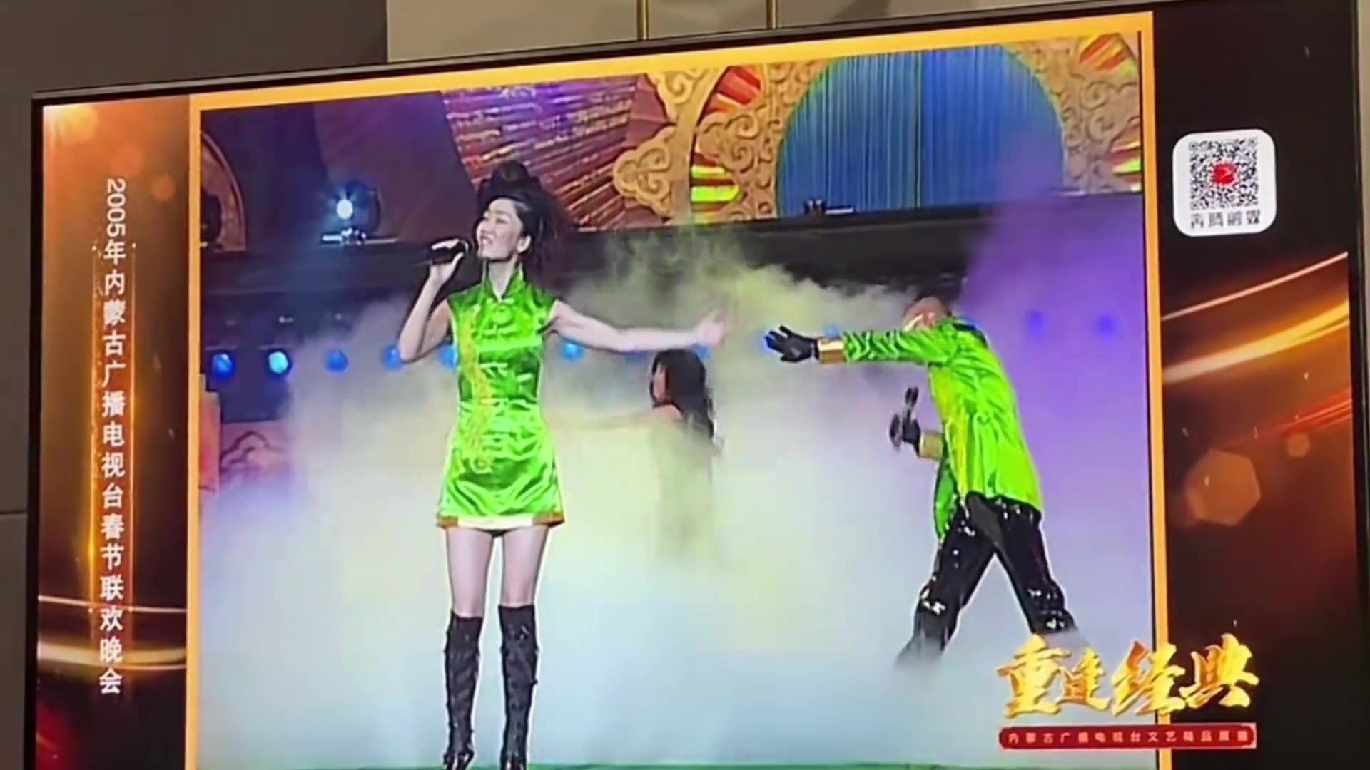 曾毅牙还磕了一下麦克风