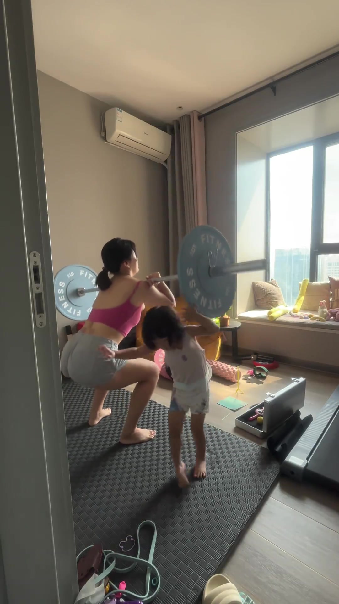 在家运动弊端之用杠铃把崽砸了