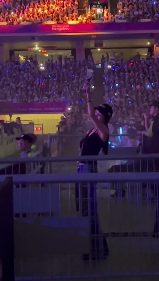 气质超好！杨幂现身周深演唱会！