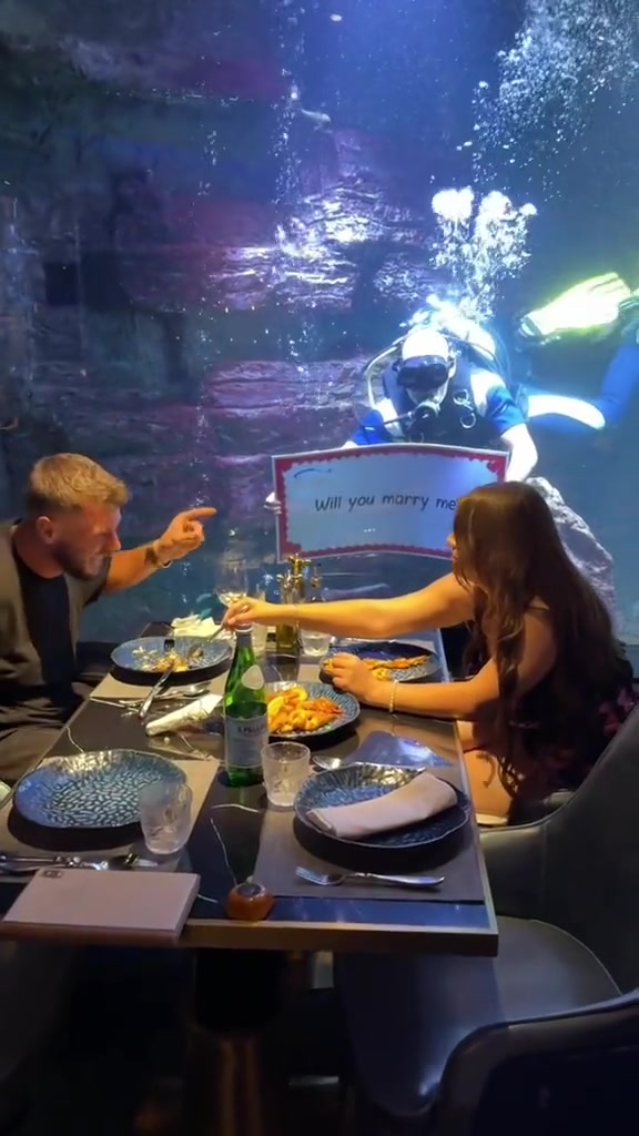 在这里求婚，女朋友一定会答应吧，钞能力大法好