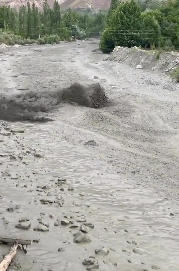 这就是大势所趋嘛，这么大的石头也只有被裹挟的份