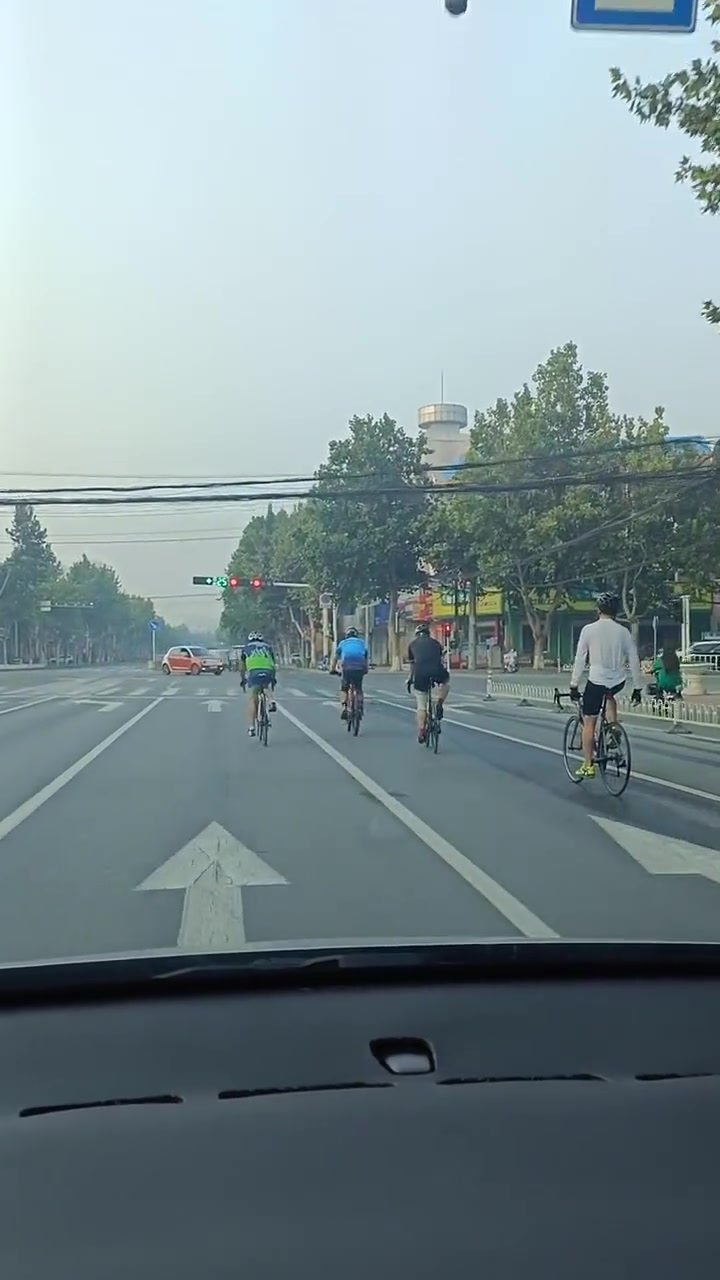 真服了这些骑单车的走机动车道还闯红灯！嫌命长了