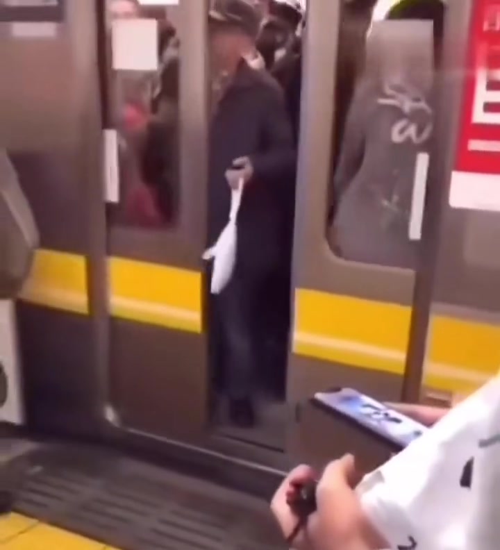 日本这地铁设计的还是太安全了，必须给这种顽固分子长点记性