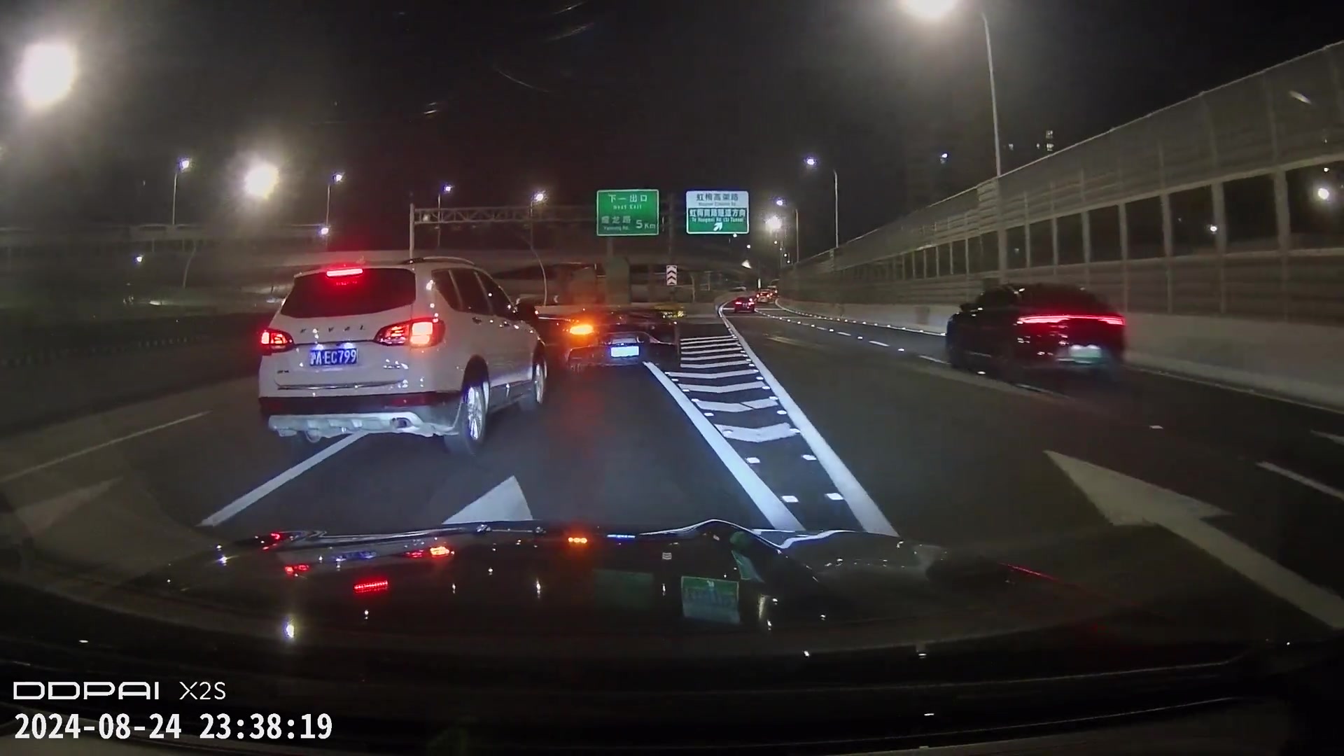 哈佛看到这车过去肯定忍不住骂上两句