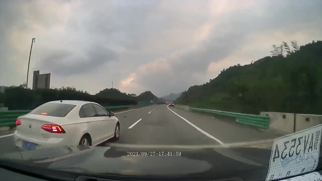 左侧驾驶员是人也算经历一次死亡摇摆了