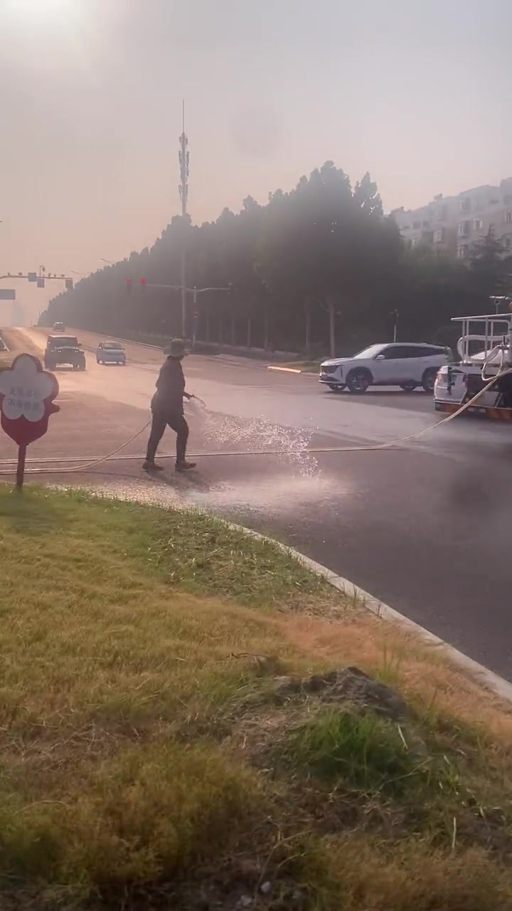 大妈浇水追着洒水车跑，城市绿地浇灌，都这么操作的吗