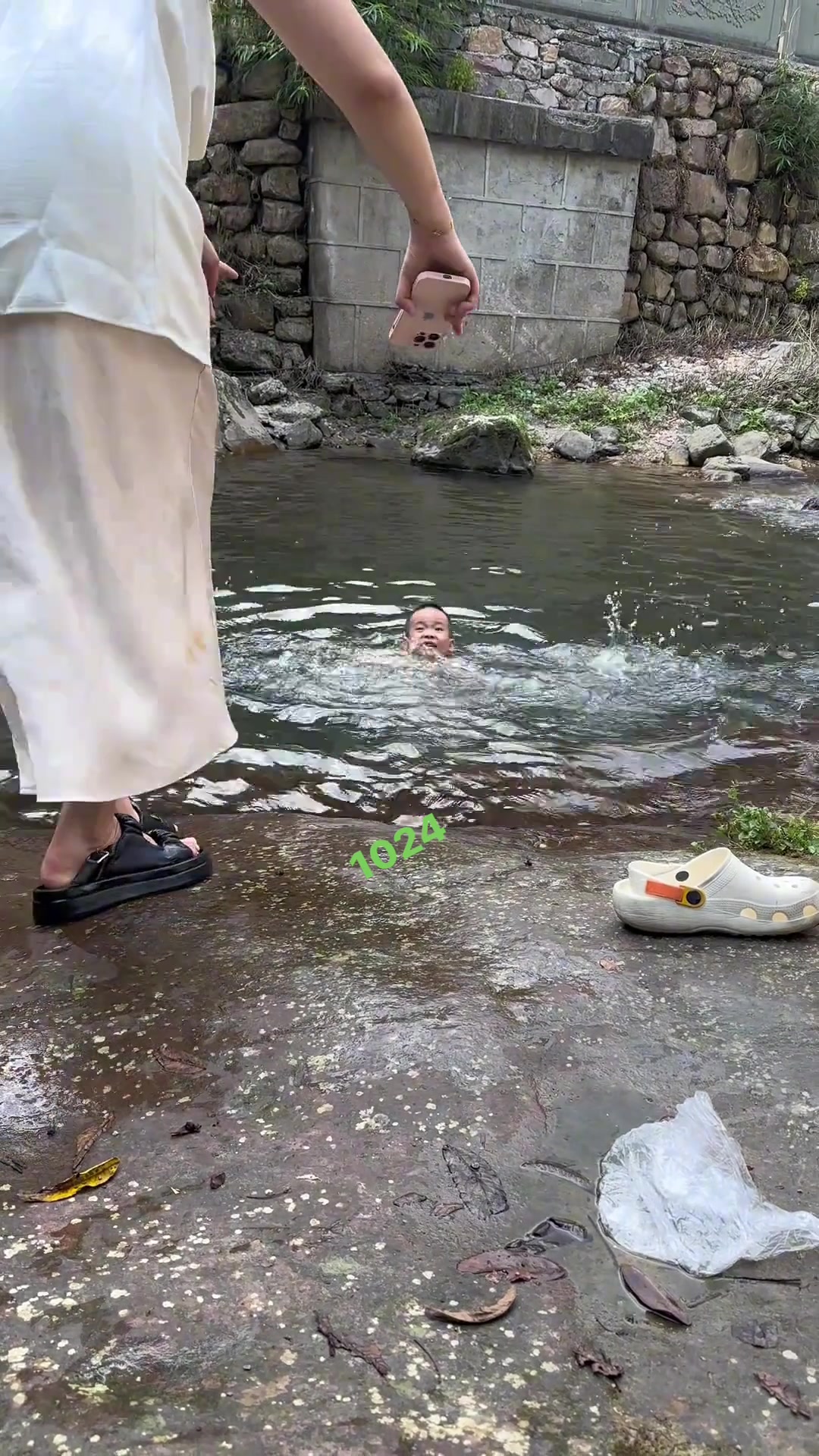 这个家长真的长点心！要是旁边没人怎么办！！