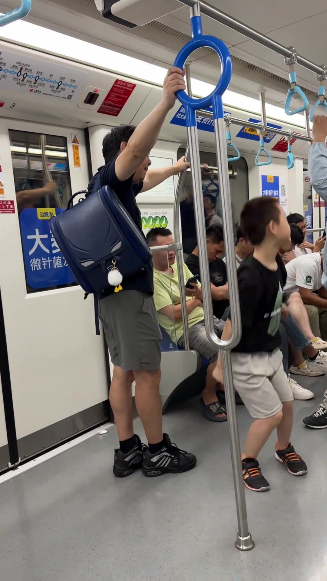 家长在地铁上让儿子踩扶手教他玩引体！
