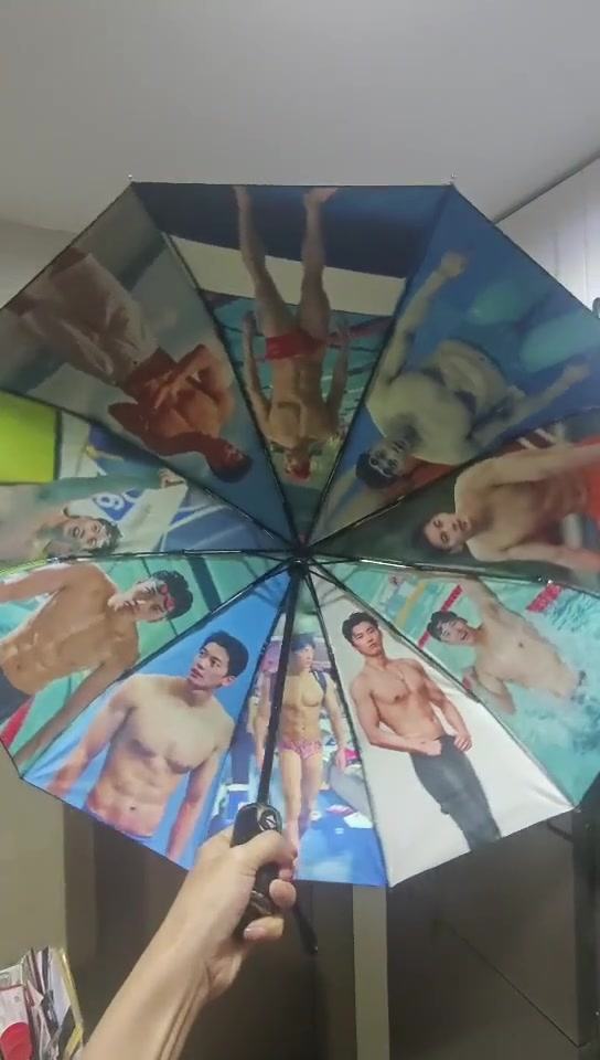 真好，一群男人给你遮风挡雨！