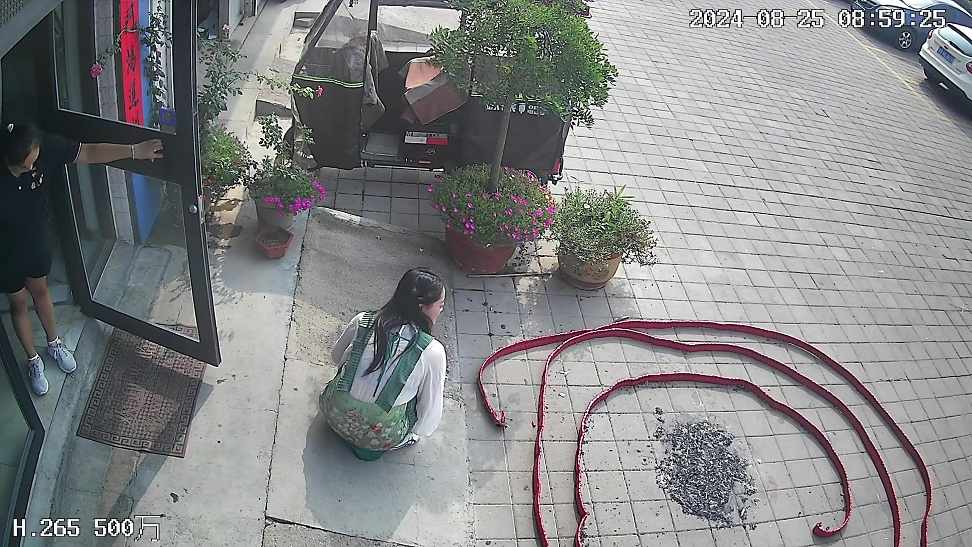 小姐姐磕头方向不对吧，应该对着鞭炮磕！