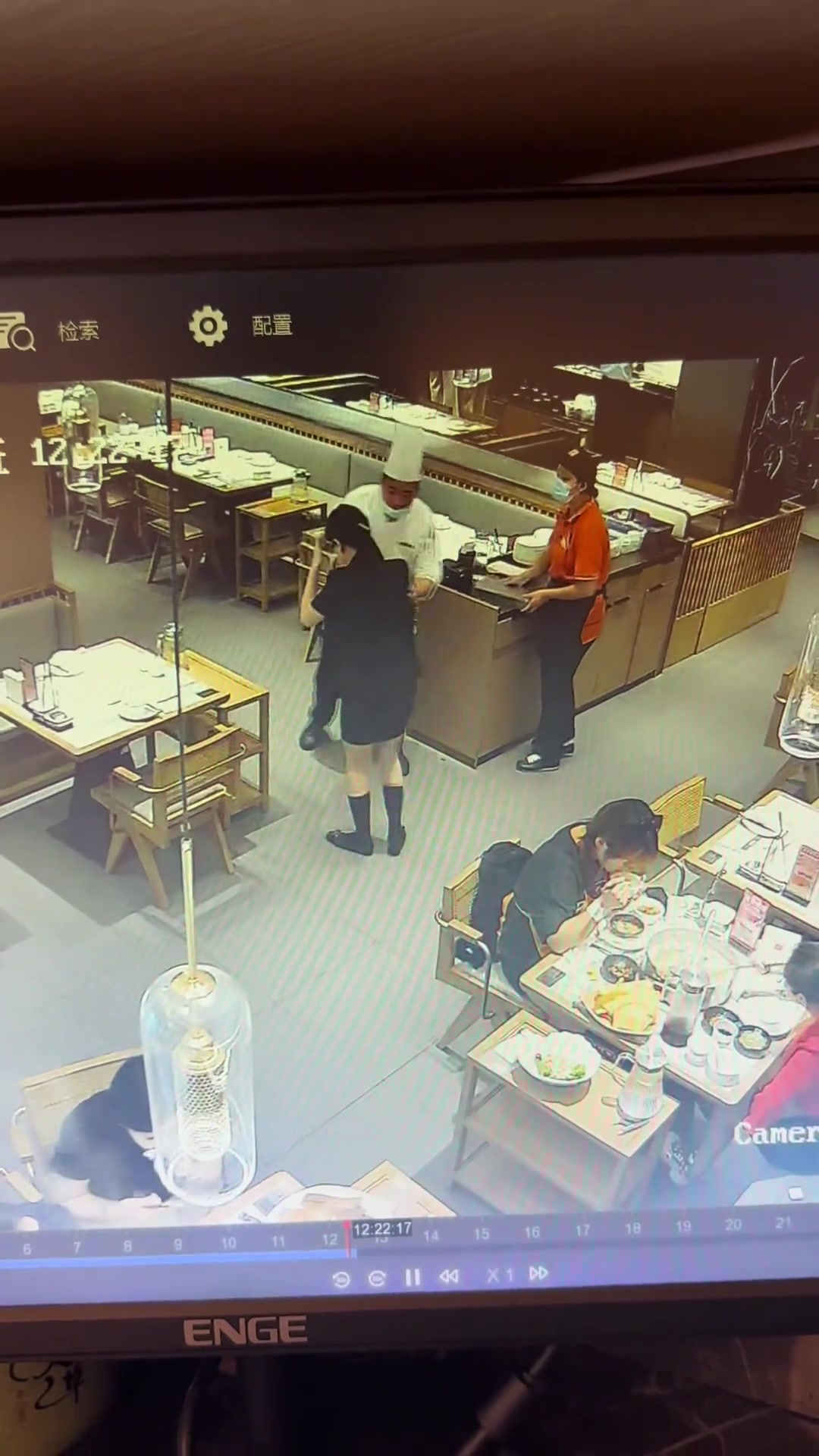 都不看路，但转弯让直行，女的全责！