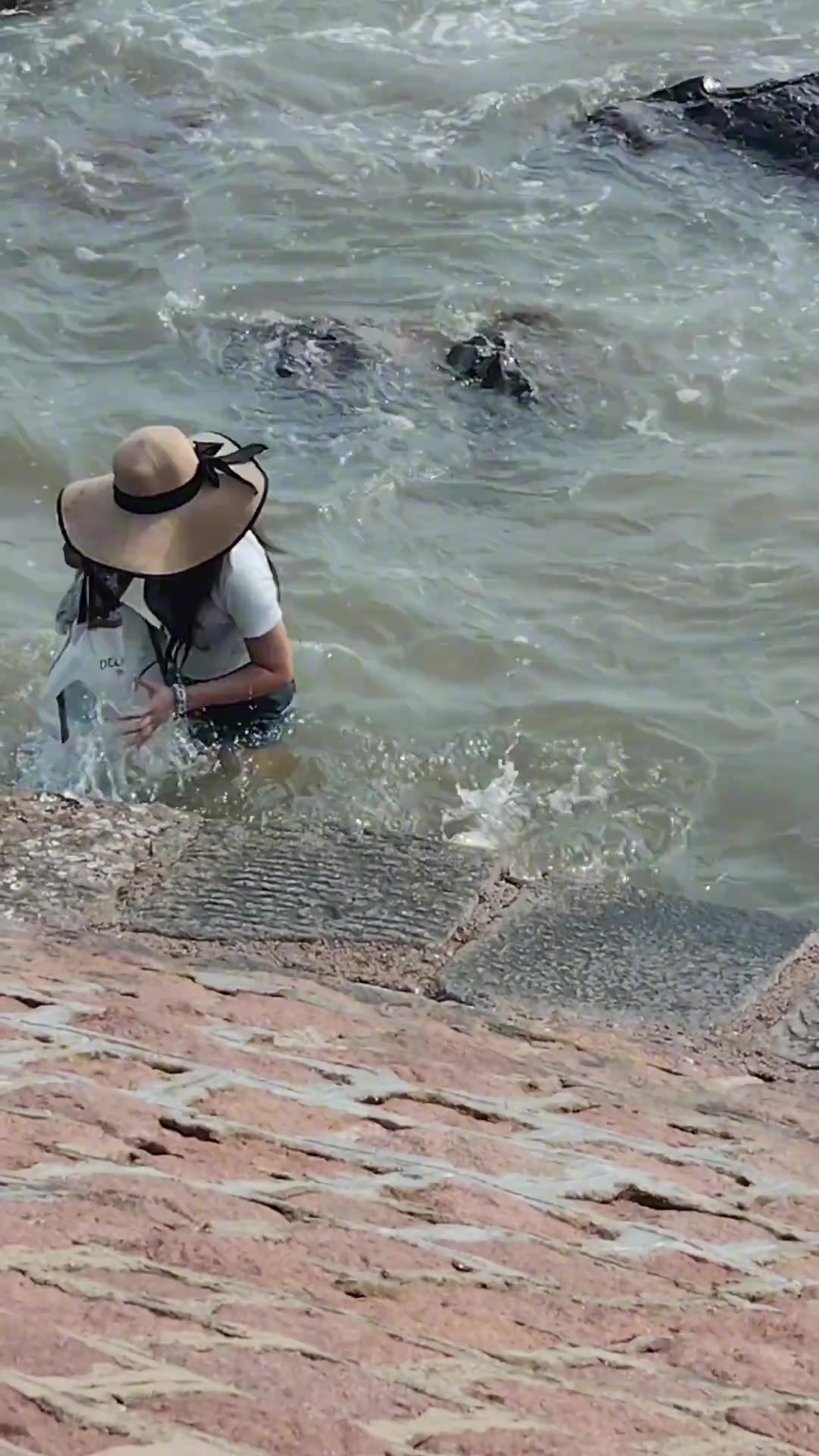 打扮的漂漂亮亮的怎么去潜水了！