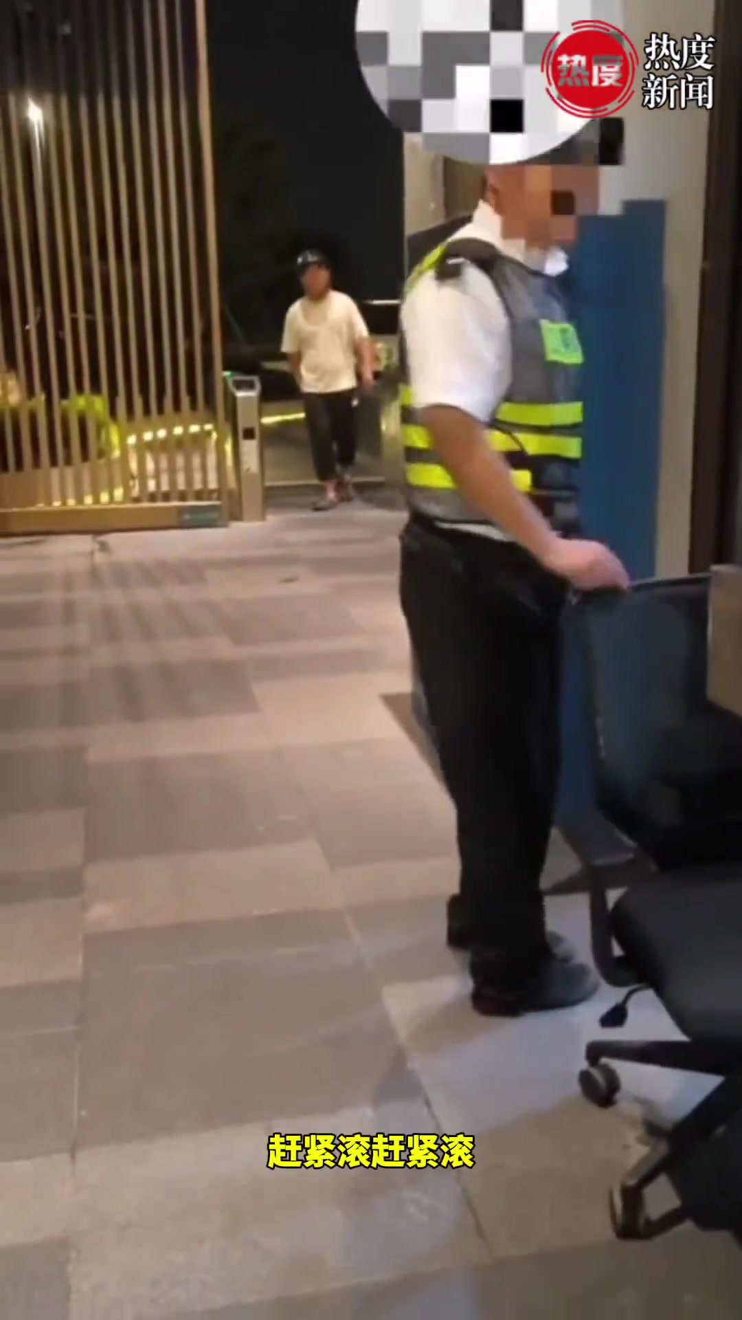 下大雨外卖小哥想将外卖临时放门口，被保安驱赶