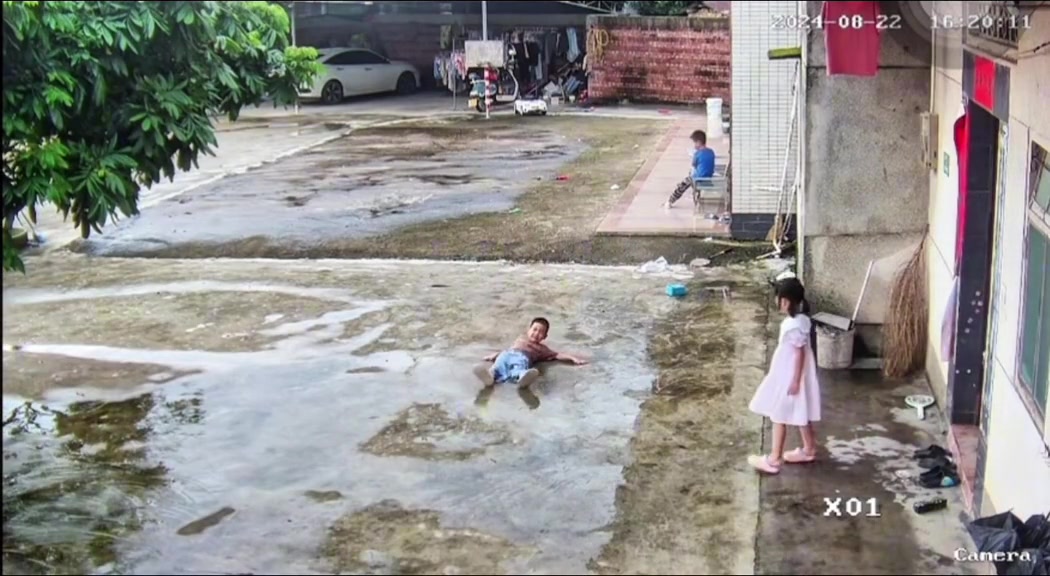 跟小侄子在同一个位置被摔懵的瞬间