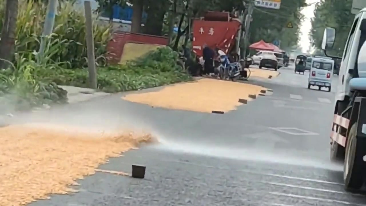 这洒水车故意的吗这段路非喷不可！