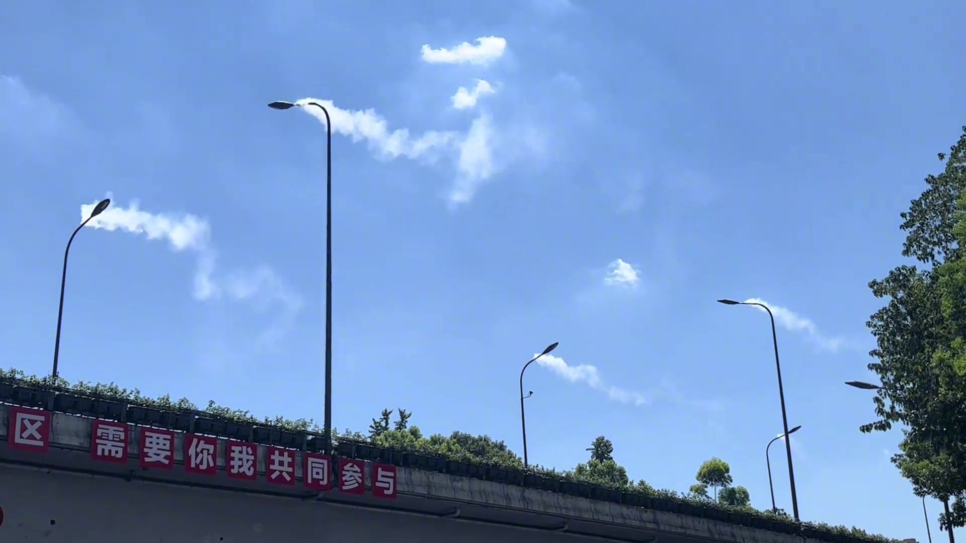 耶，老辈子些，你们重庆的路灯都会抽叶子烟啊