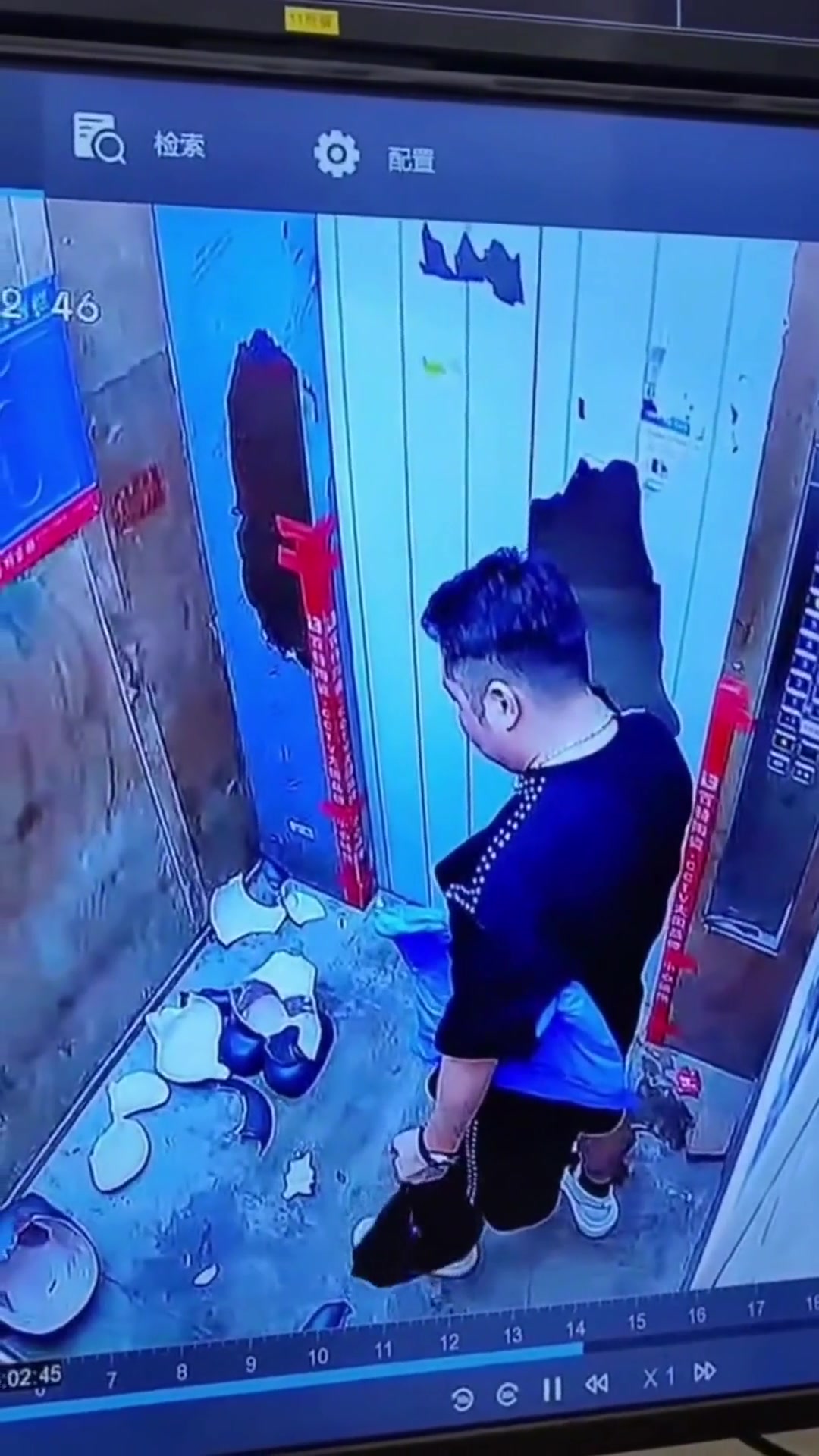 男子手拿瓷娃娃上电梯，本想好好保护结果摔得稀碎！