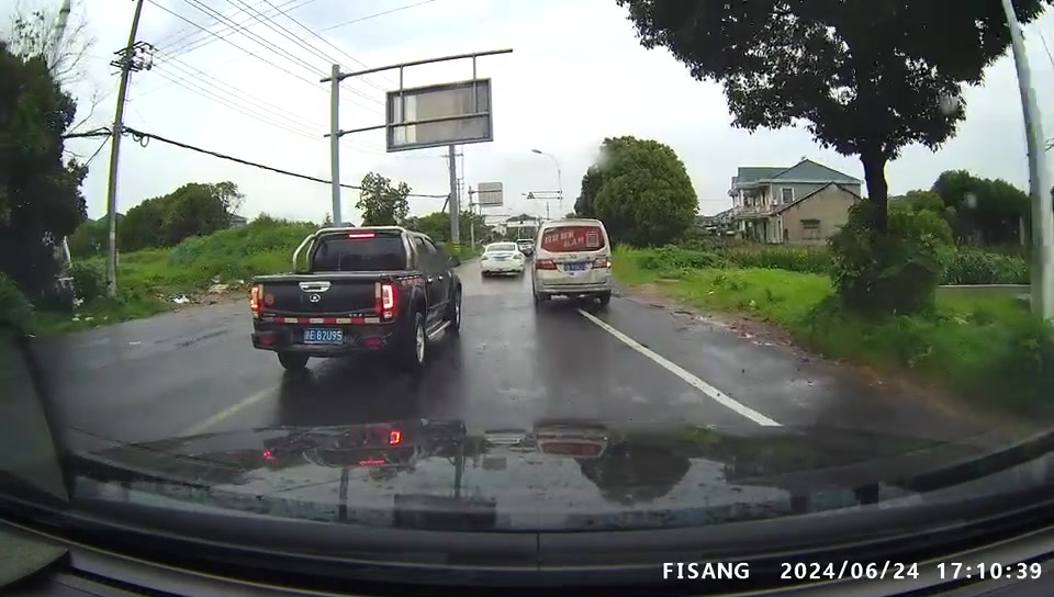跟上啊！这是本地车，知道小道近路！