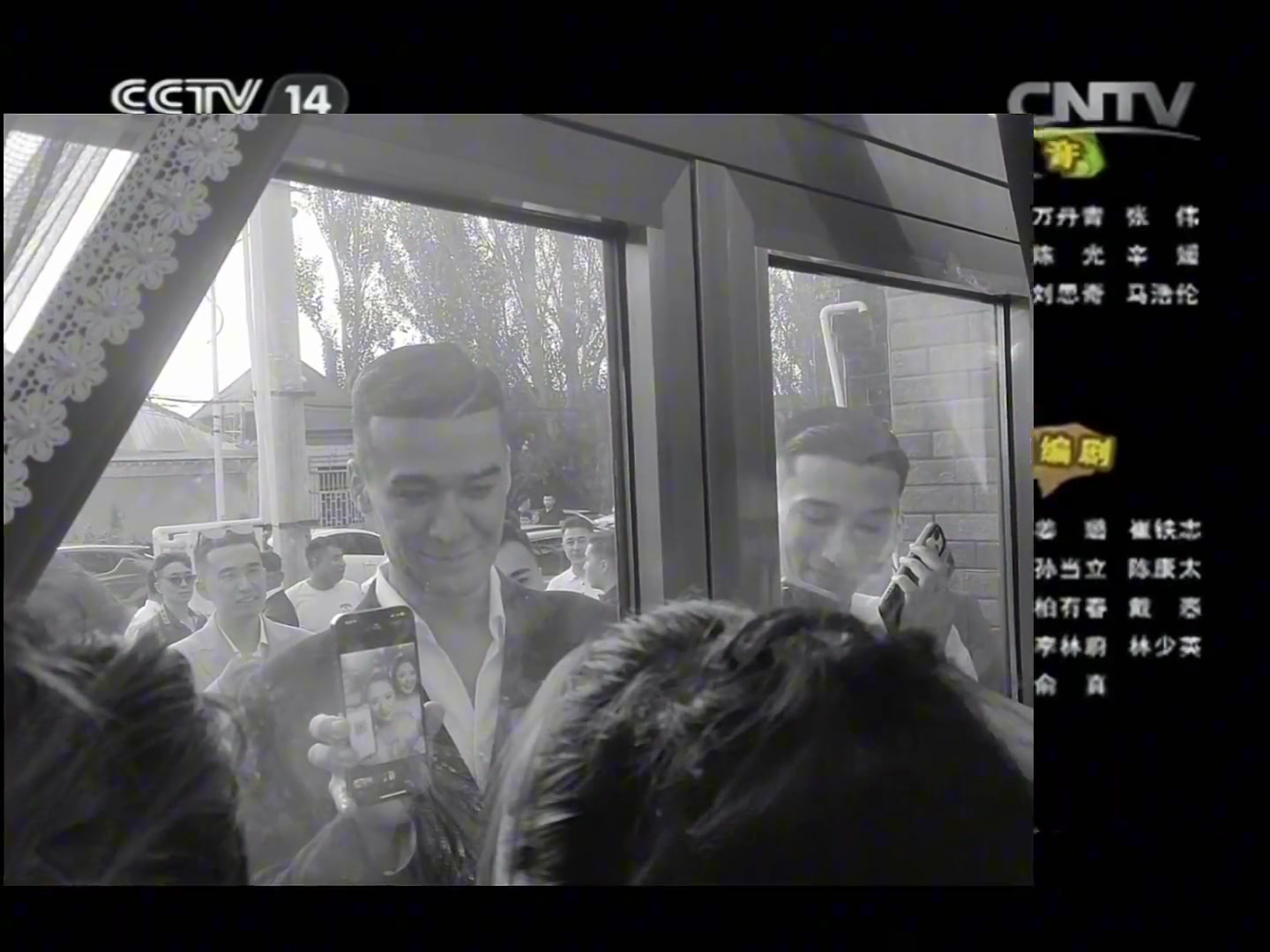 他是不是在说：开门，要不然把你照片发出去