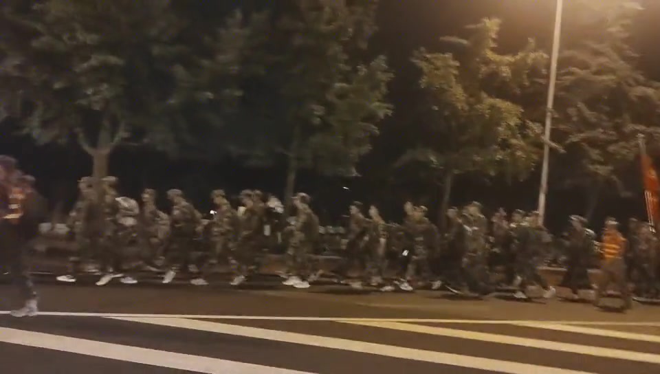 清华军训深夜20公里拉练警车压道，给新生亿点震撼
