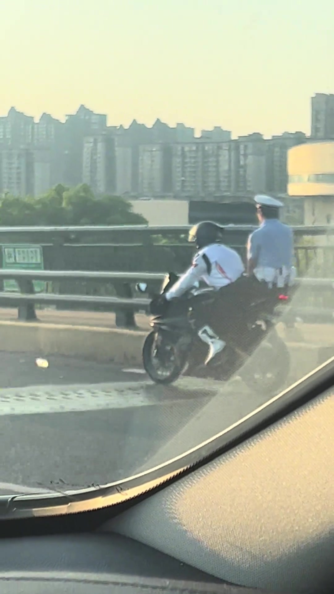 骑手：没事你如果害怕可以搂住我的腰帽子叔：再加一条骚扰民警