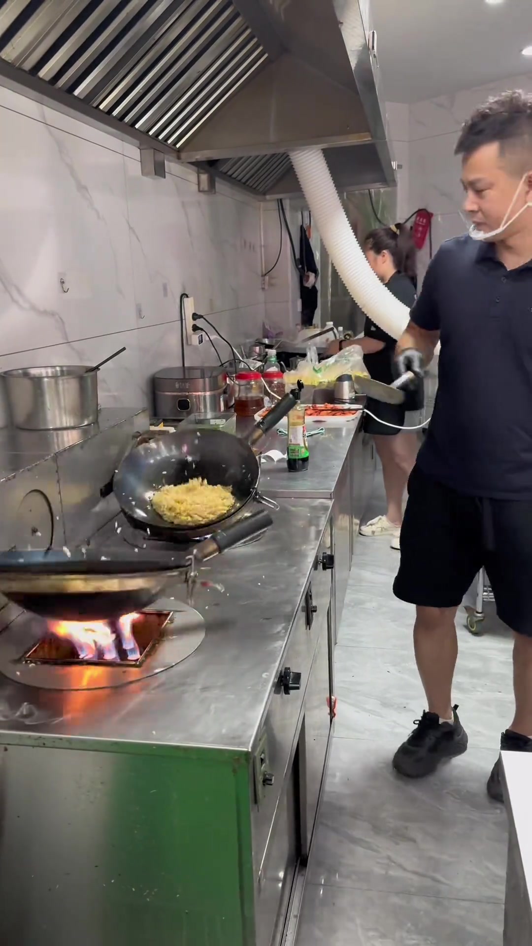 有这种机器做菜可方便多了啊！！