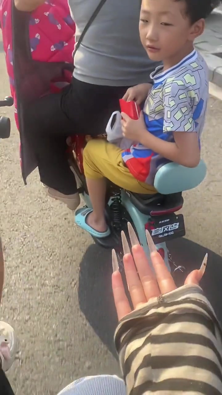 小孩：我不给她是不是会戳死我