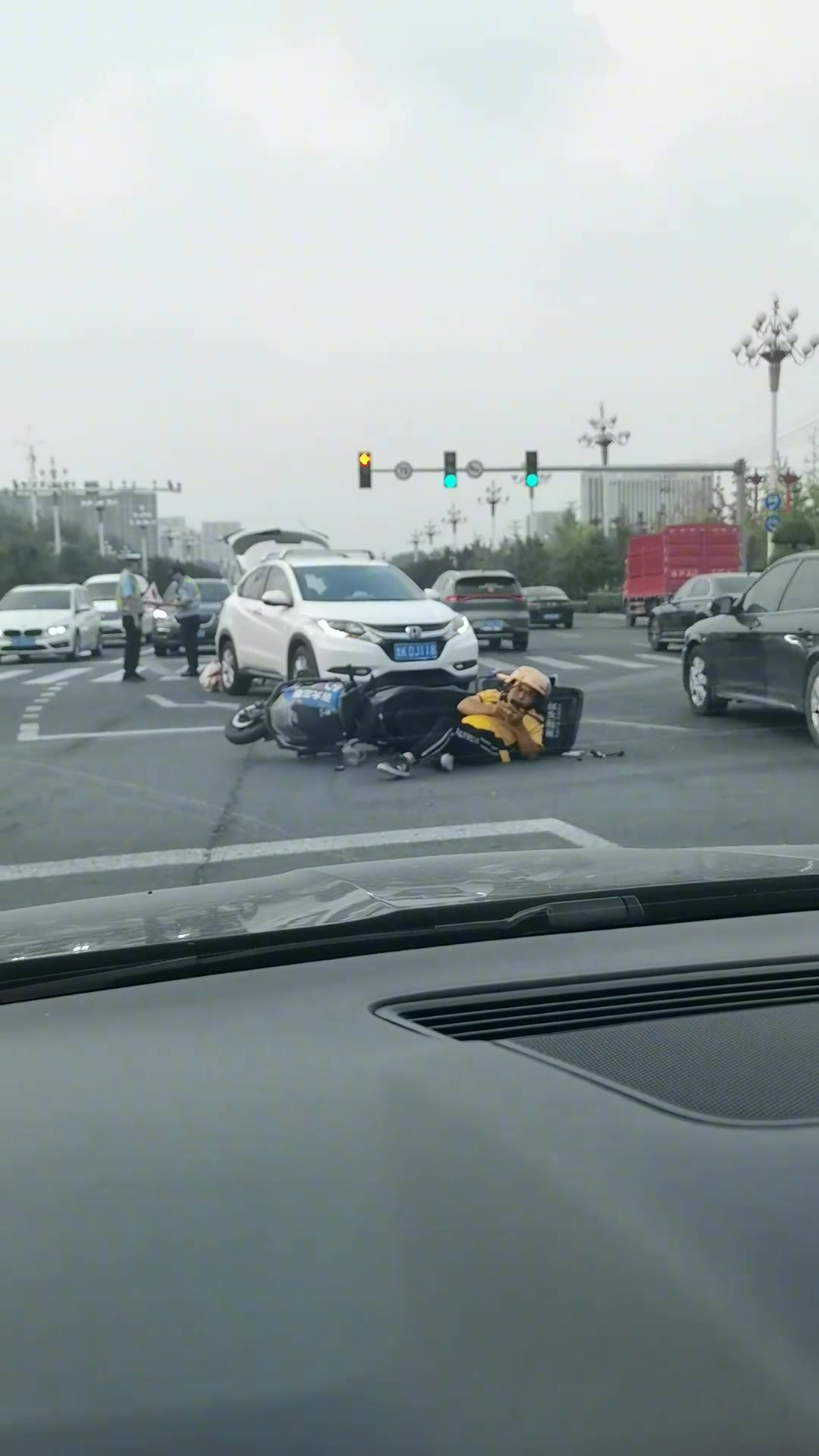 外卖小哥已经打开汽车之家了