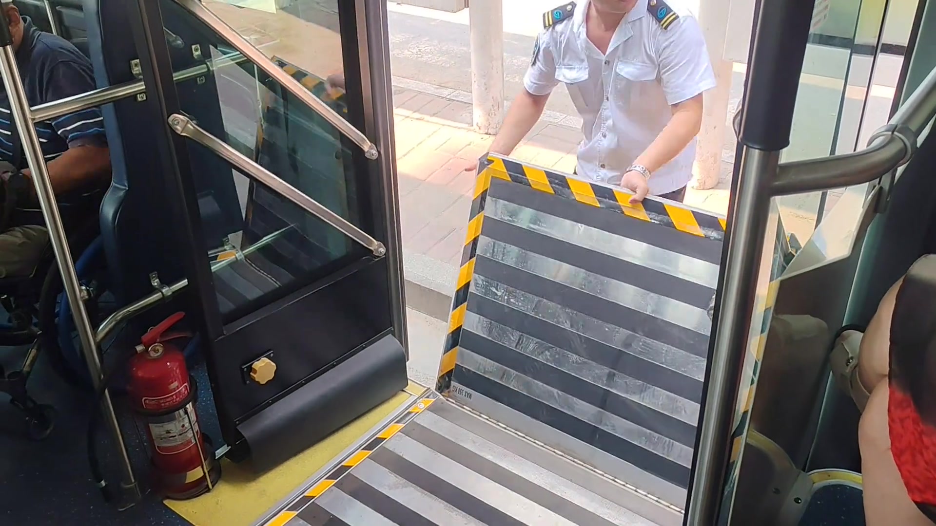 我坐了几十年的公交车，才知道这个能打开