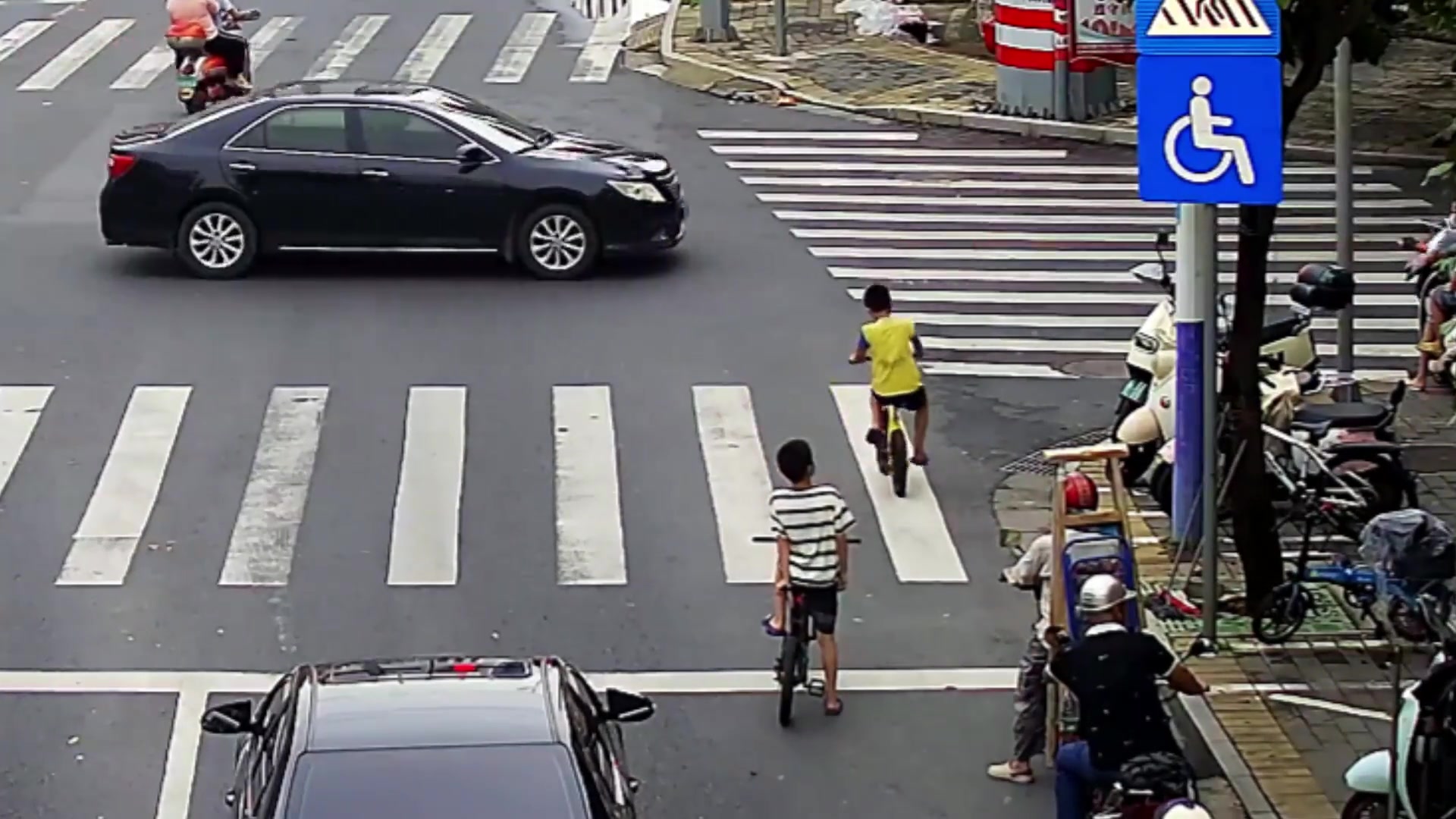 马路不是游乐场，家长需尽责监管！