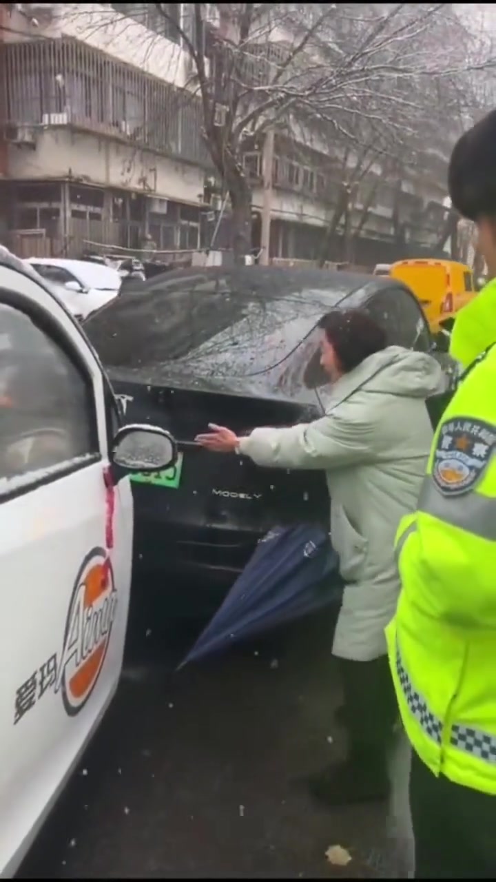 老一辈表演艺术家，台风真稳啊