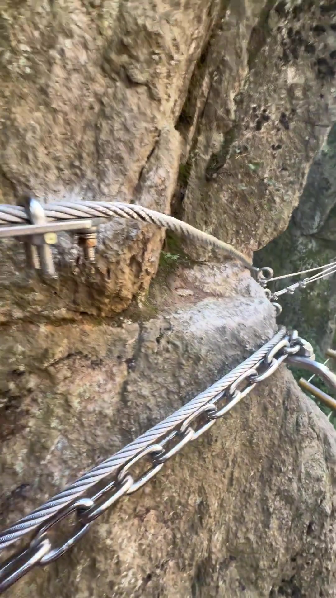 我上的话强烈要求两个安全绳，一个我不放心！