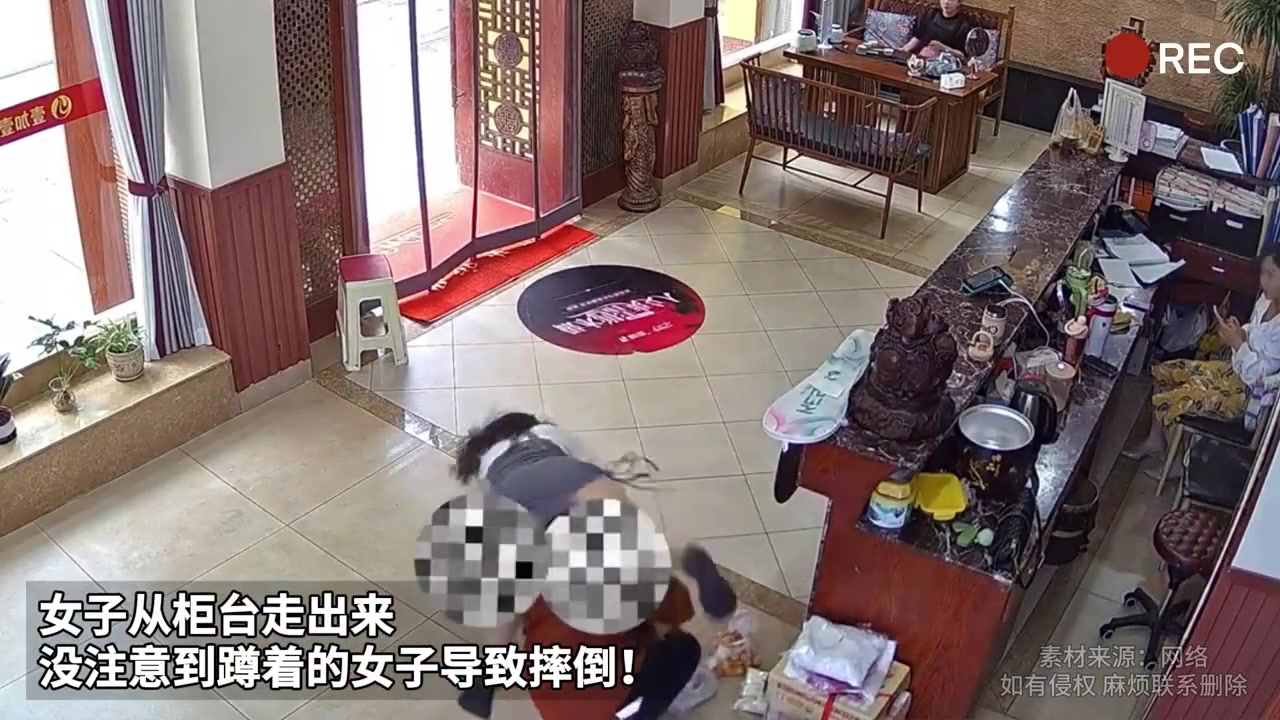 女子从柜台走出来，没注意到蹲着的女子导致摔倒！