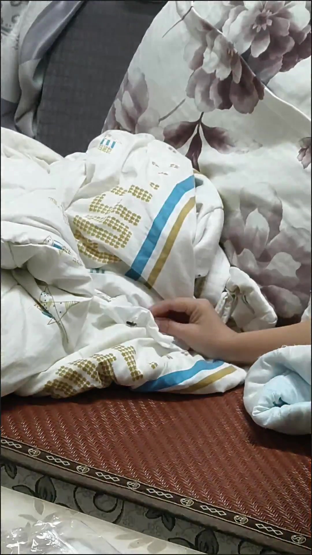 这是只蟋蟀吧小姐姐咋那么害怕