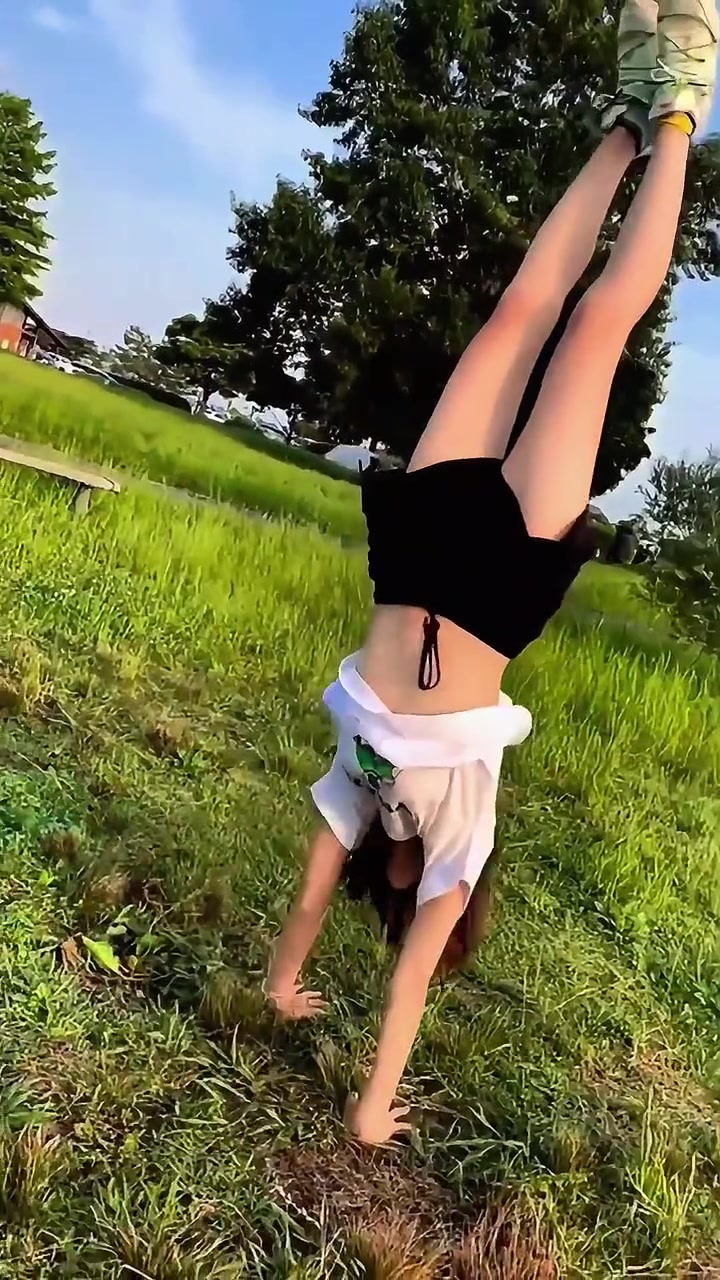 倒立走路！好厉害啊姑娘