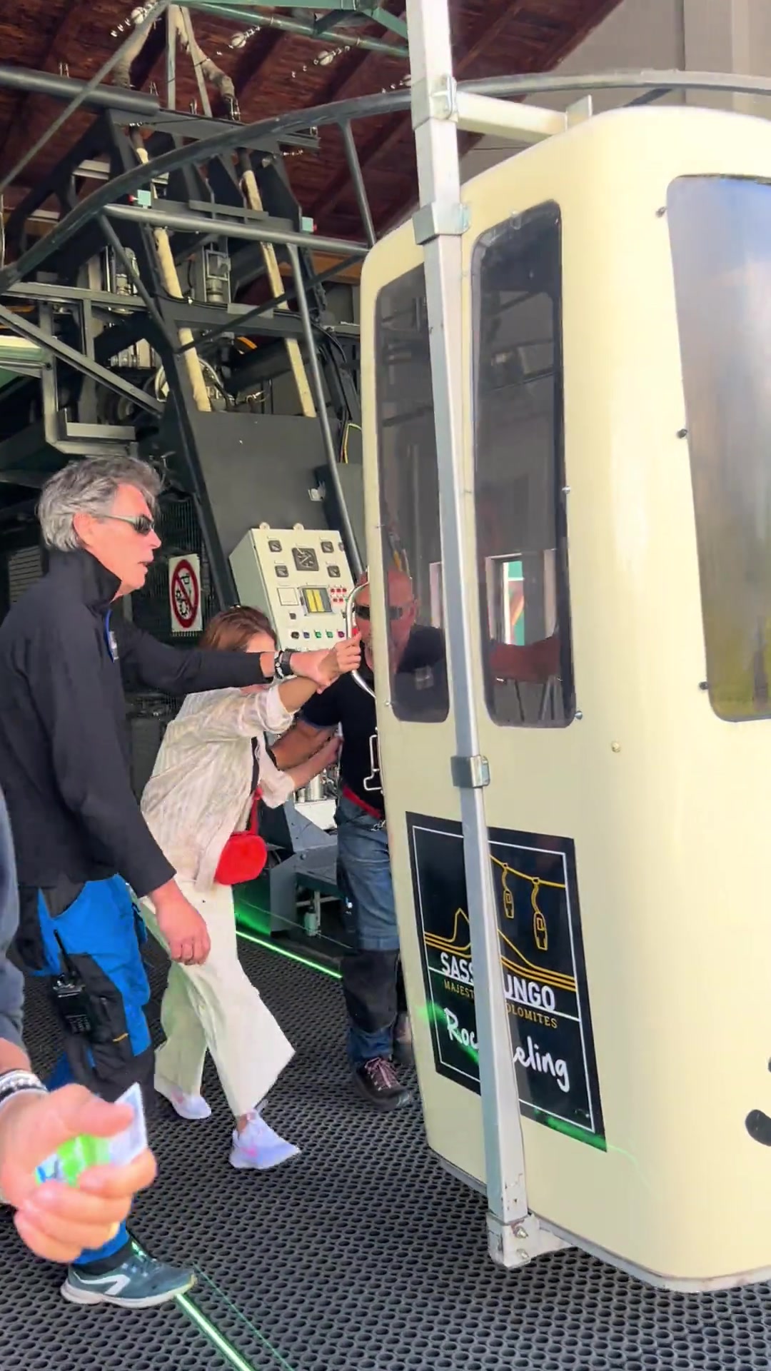 这种上车方式真的有点可怕，太危险了！