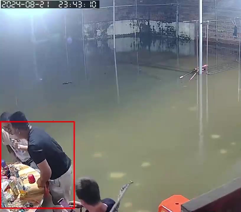 就应该给他一啤酒瓶！