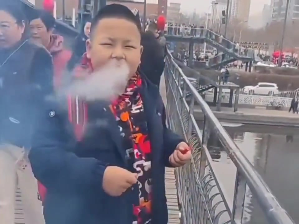 瘾不小啊！这也能整一口