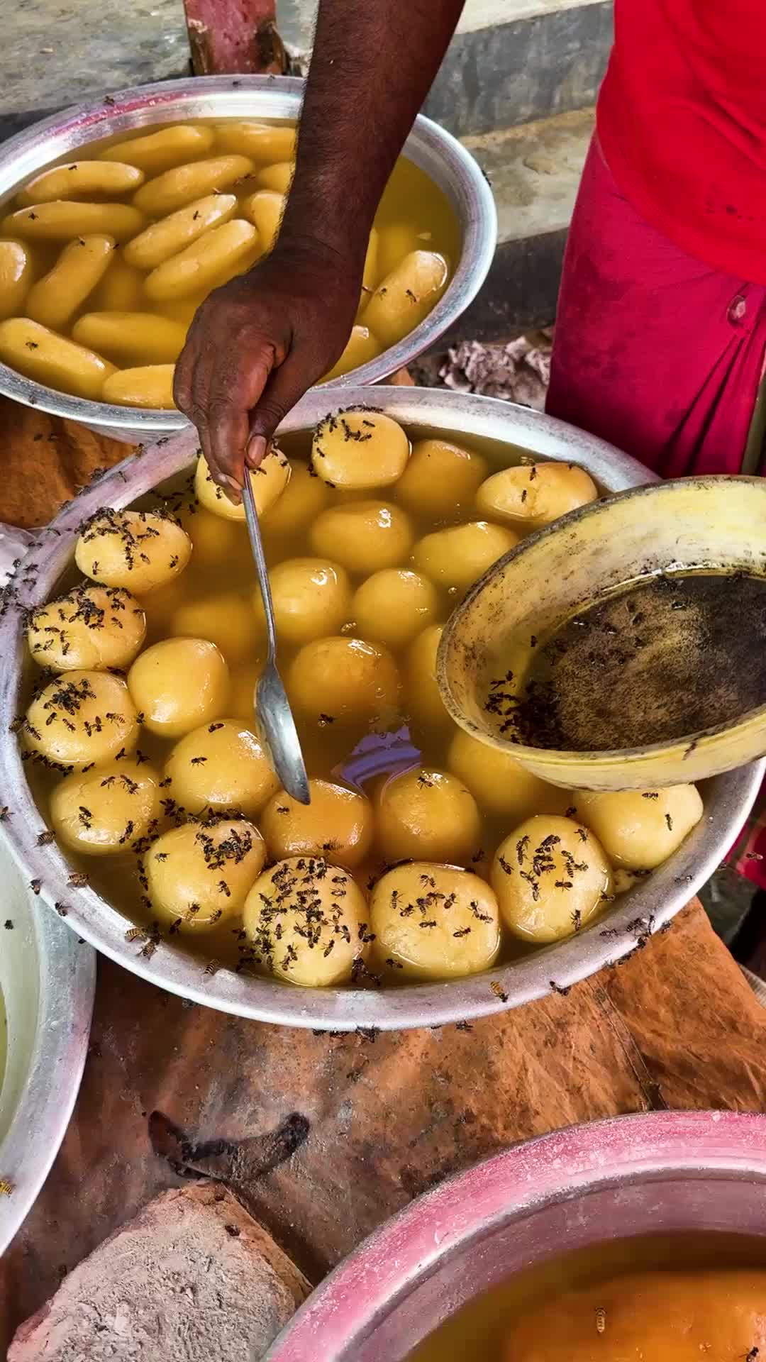 买小吃送虫子这是蜂蜜吗