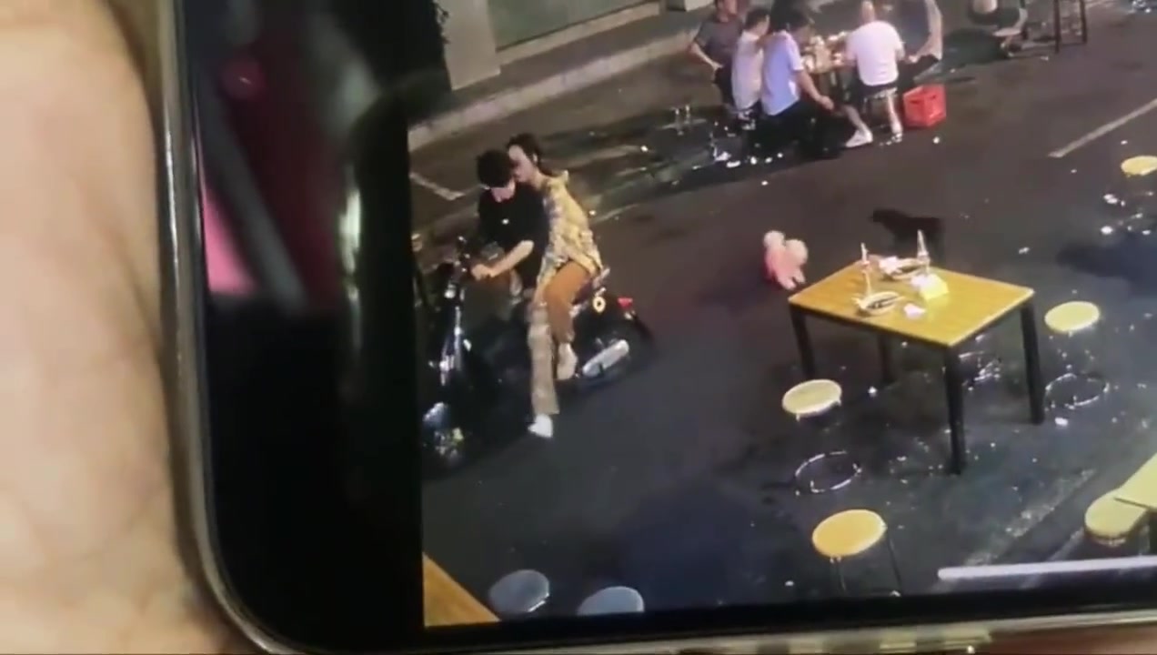 男生看起来只是想吓唬狗子，怎么还恶狗先告状了