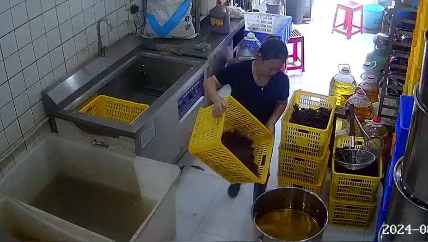 好危险的操作！一桶热油瞬间起火！