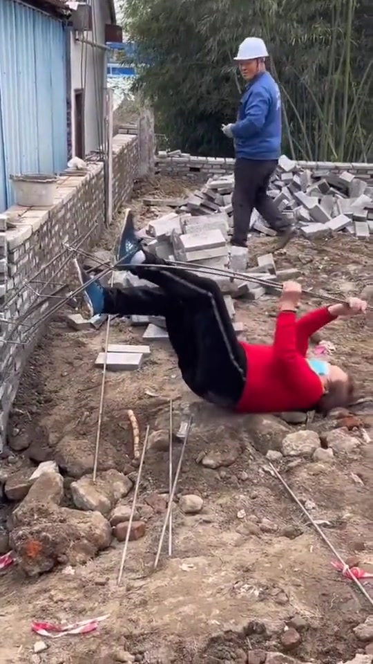 大妈，你在练什么新的健身器材吗