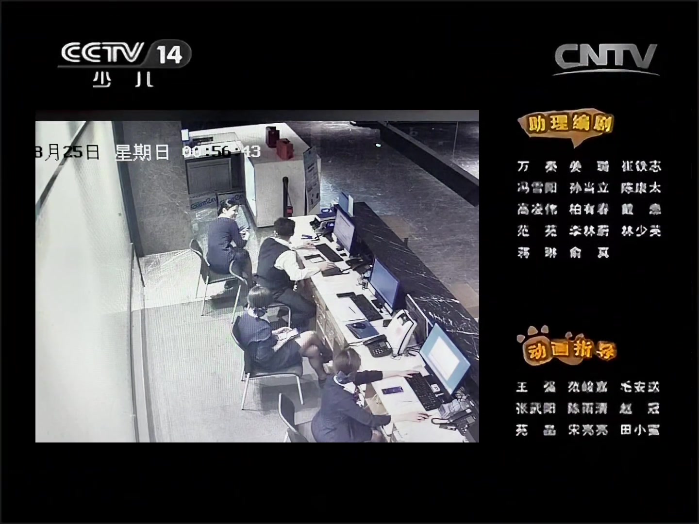 她这是看见啥玩意儿了吓得手机都扔了