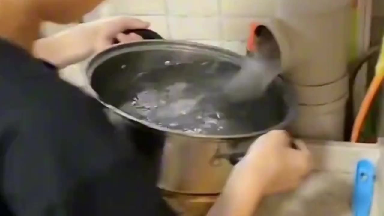 为了省水费做出奇葩操作！省的这点水钱都不够看病吧