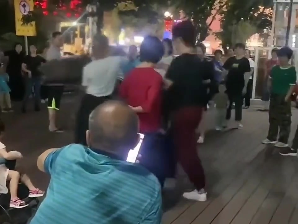 大爷嫌广场舞扰民要把音响扔河里，大妈：你不丢你不是人！