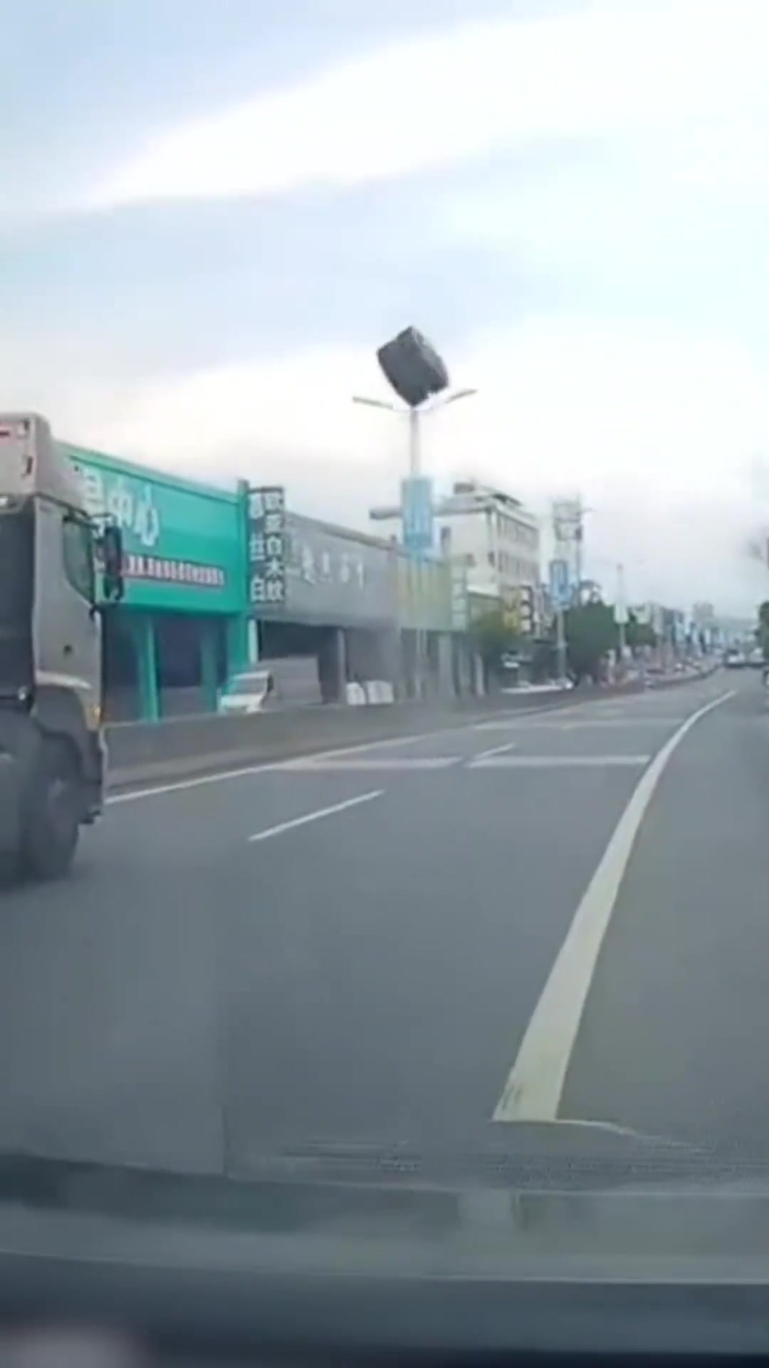 好家伙，直接爆装备了是吧对面车道的看见这玩意估计得吓死